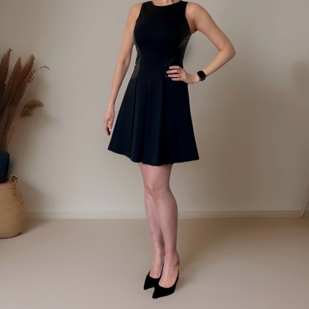 Club Monaco Fit & Flare Black Sleeveless Dress with Leather Side Panels Size 00